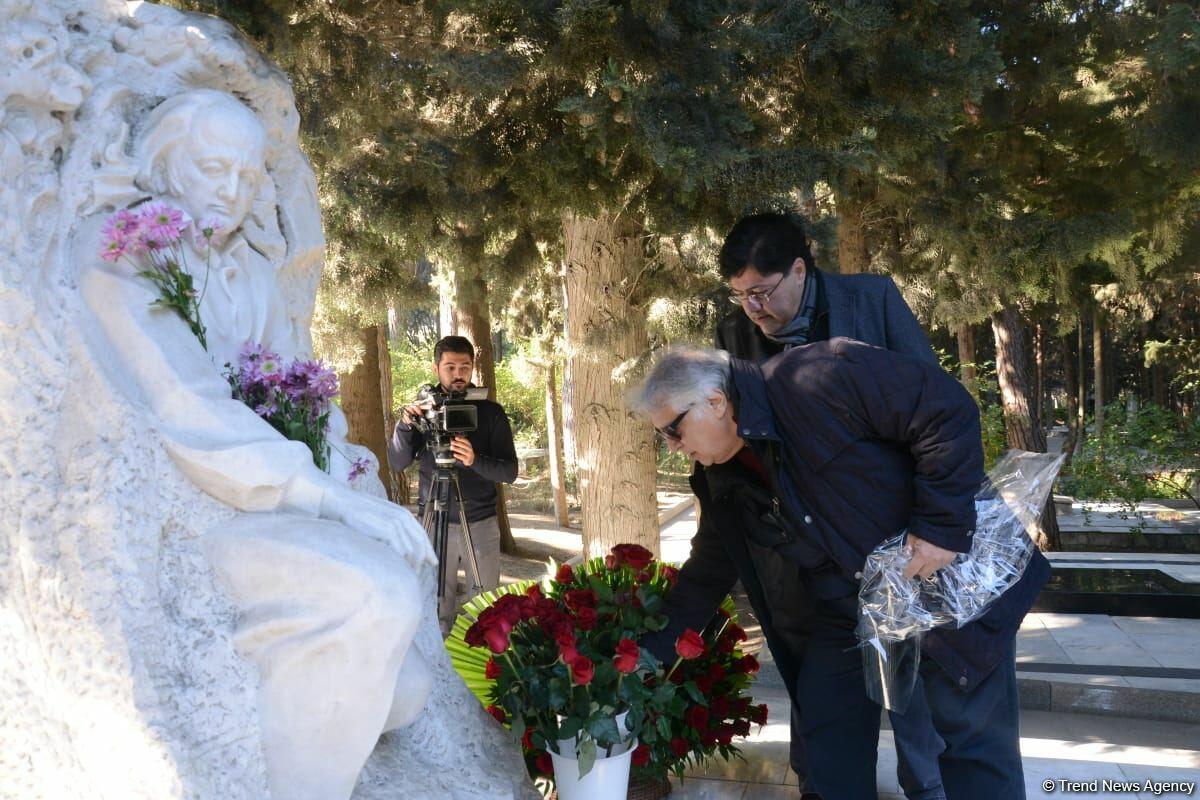 В Баку на Аллее почетного захоронения прошла церемония памяти Фикрета Амирова