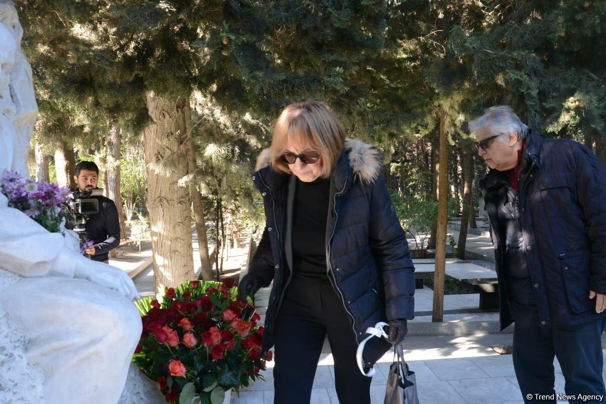 В Баку на Аллее почетного захоронения прошла церемония памяти Фикрета Амирова