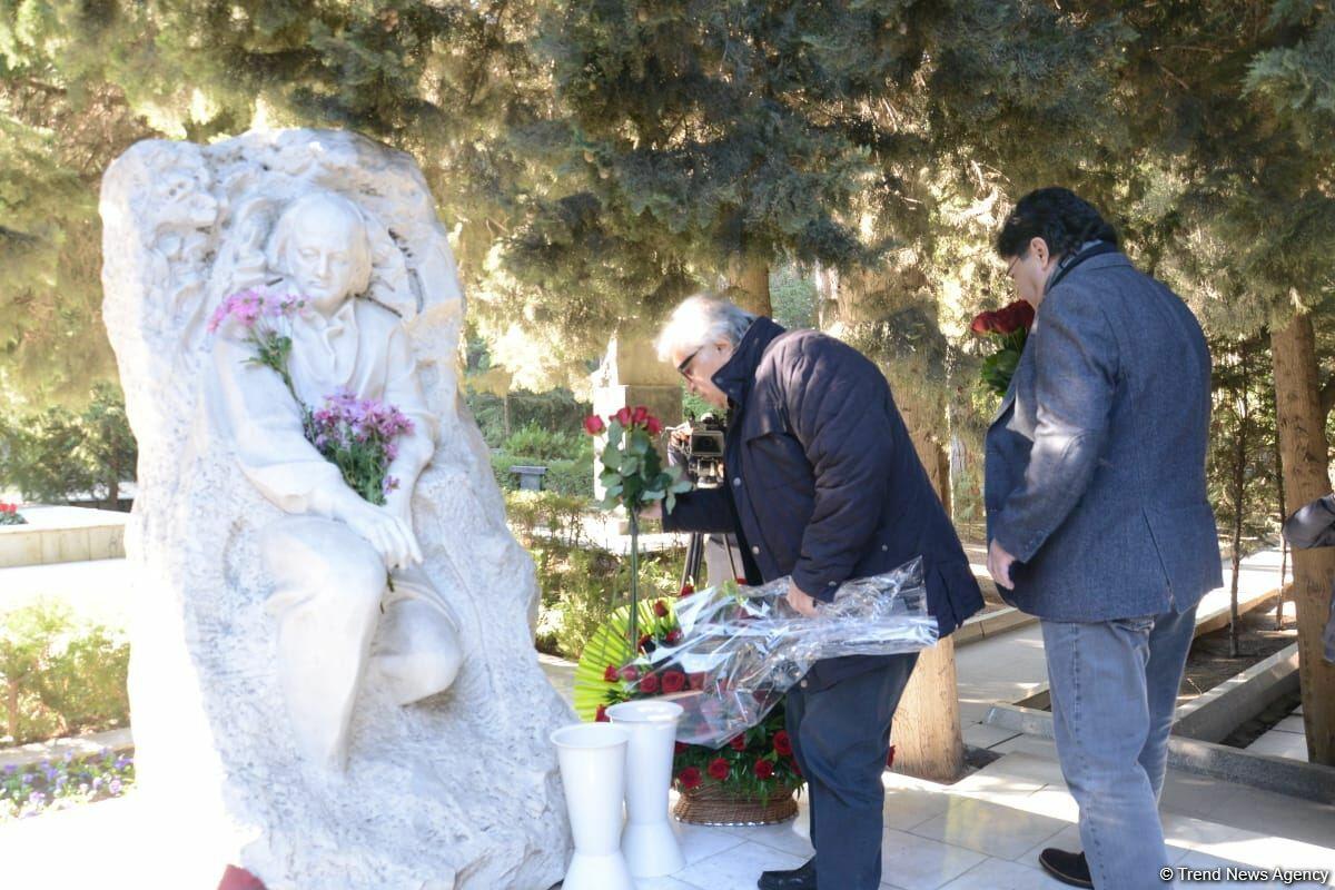 В Баку на Аллее почетного захоронения прошла церемония памяти Фикрета Амирова