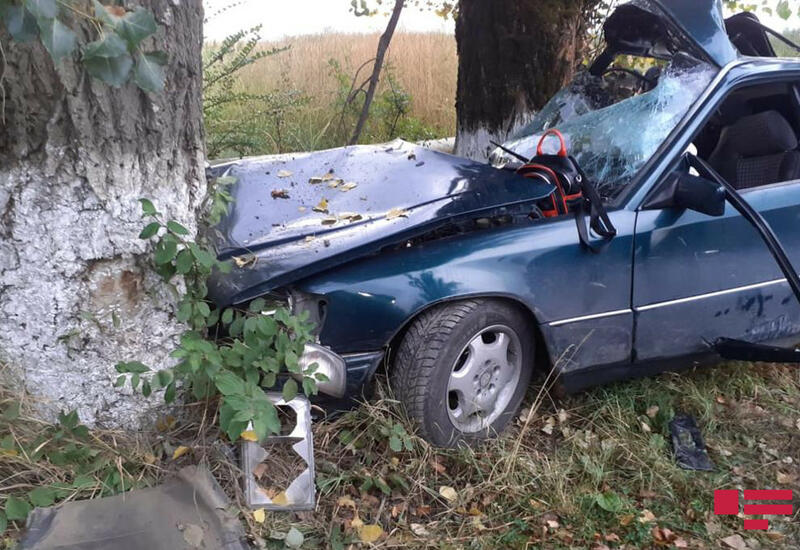 В Шеки перевернулся автомобиль