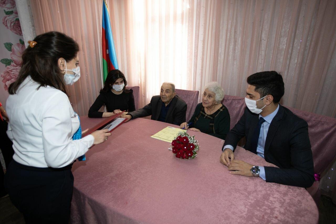 В Баку 87-летний мужчина и 78-летняя женщина вступили в брак