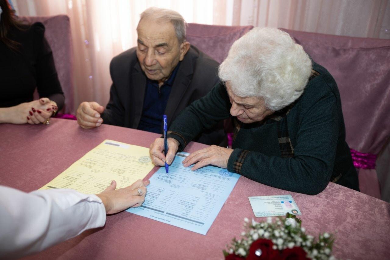 В Баку 87-летний мужчина и 78-летняя женщина вступили в брак