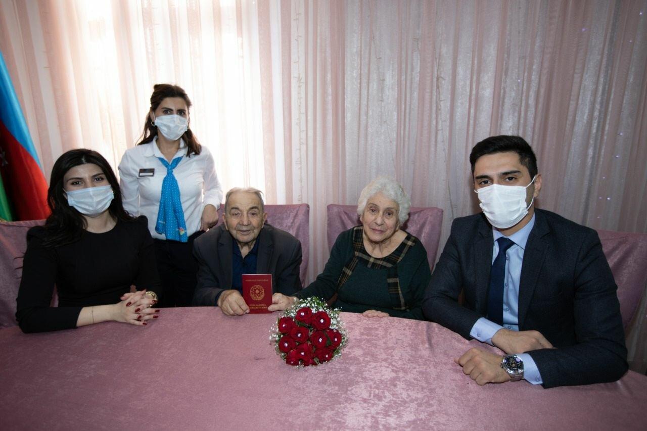 В Баку 87-летний мужчина и 78-летняя женщина вступили в брак