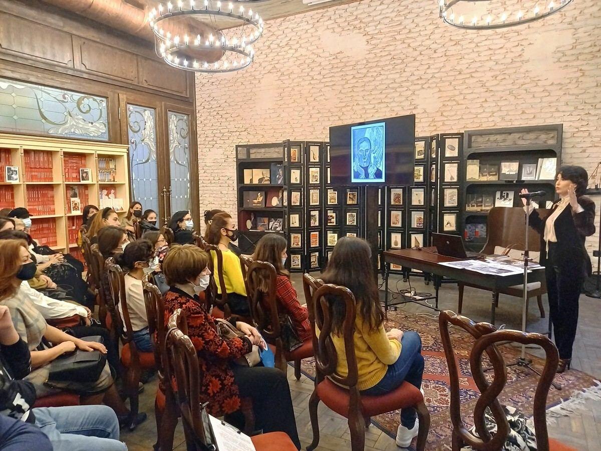 В Баку представлены уникальные произведения московского коллекционера
