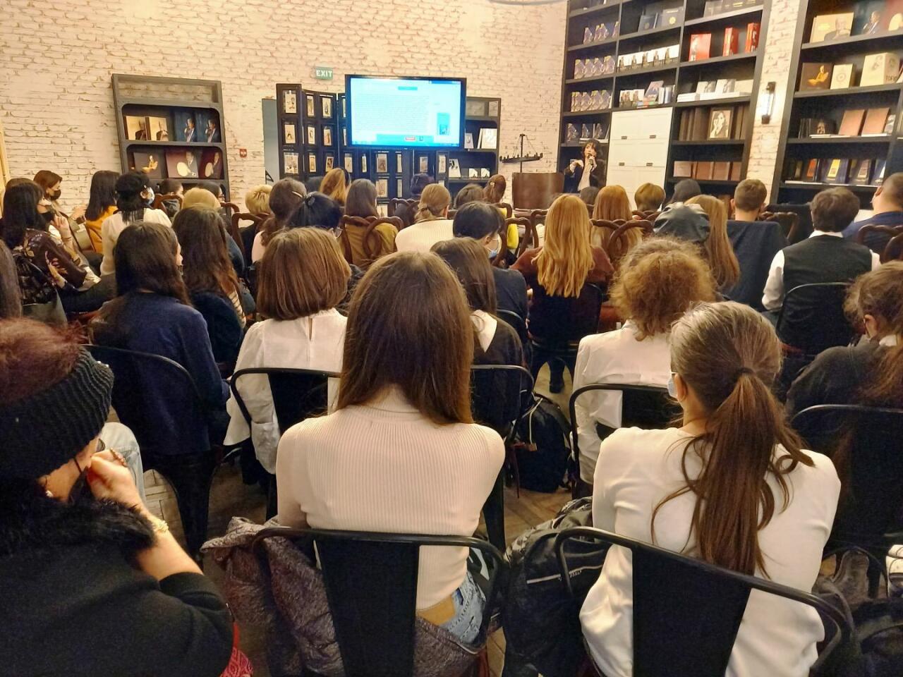 В Баку представлены уникальные произведения московского коллекционера