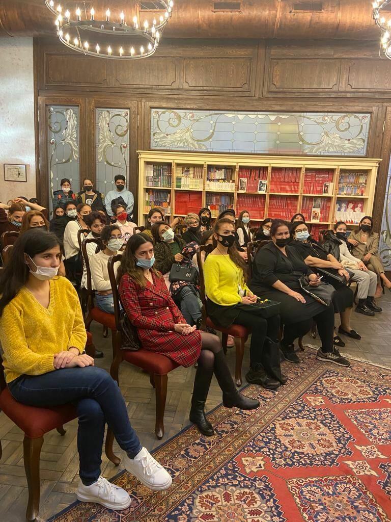 В Баку представлены уникальные произведения московского коллекционера
