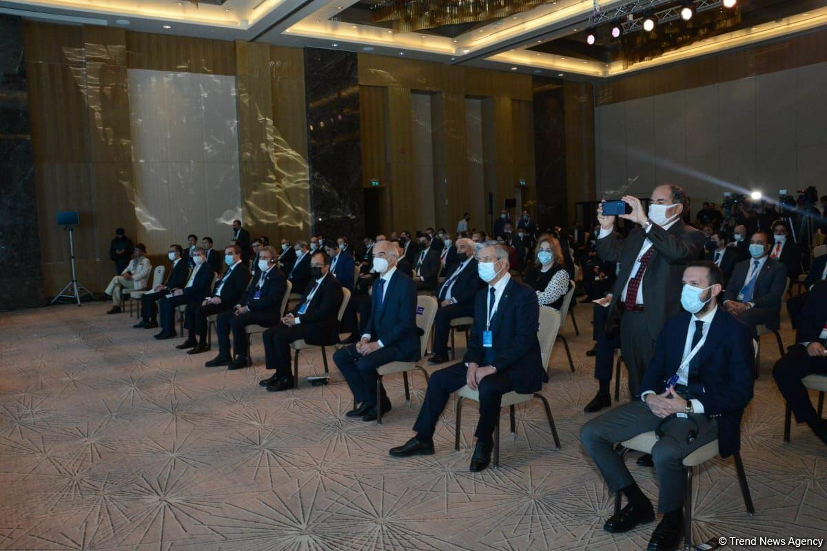 В Баку открылся Международный форум на тему "Низами Гянджеви: мост между культурами"