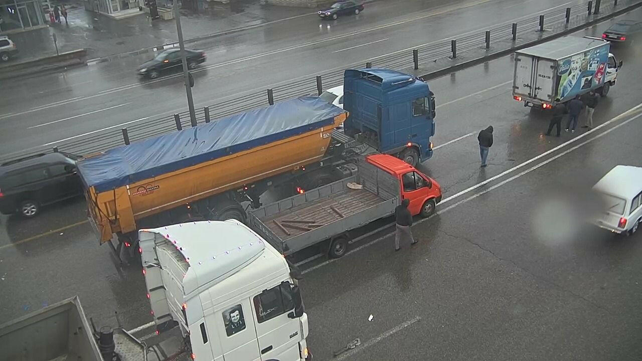 В Баку столкнулись грузовики, образовалась пробка