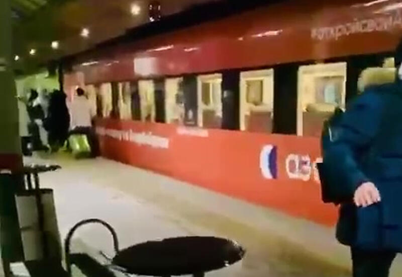 Поезда, направляющиеся в аэропорты Москвы, окрашены в цвета азербайджанского флага