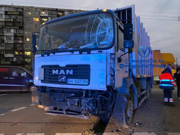 В Киеве мусоровоз протаранил "скорую"