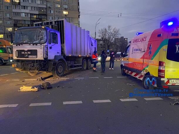 В Киеве мусоровоз протаранил "скорую"