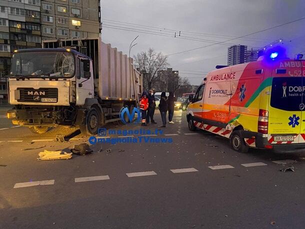 В Киеве мусоровоз протаранил "скорую"