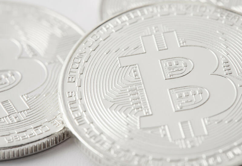 Стоимость биткойна упала до минимума за месяц