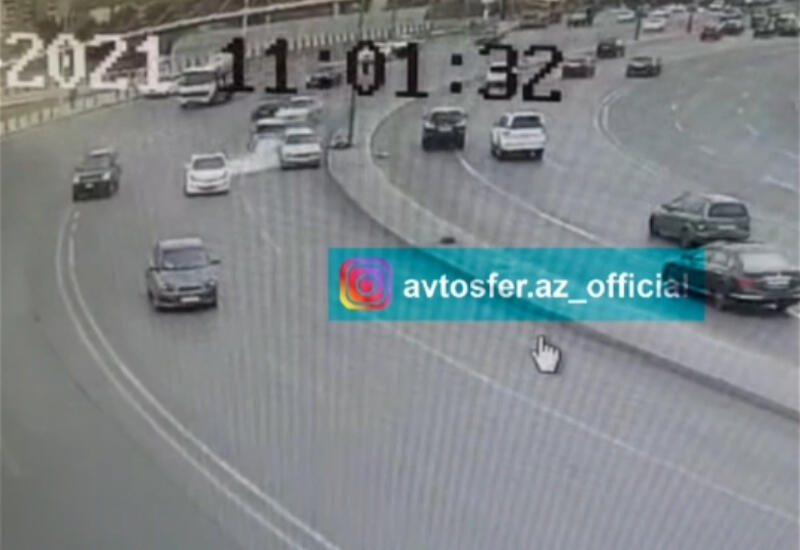 В Баку перебегавшего дорогу пешехода сбила машина