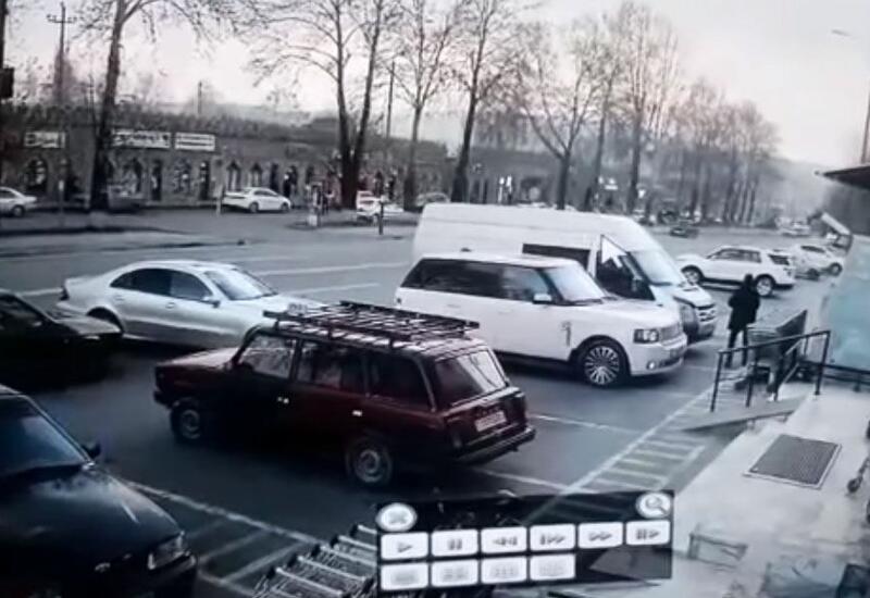 İsmayıllıda xəstəxananın şöbə müdiri və qohumu avtomobillə qəsdən vurulub