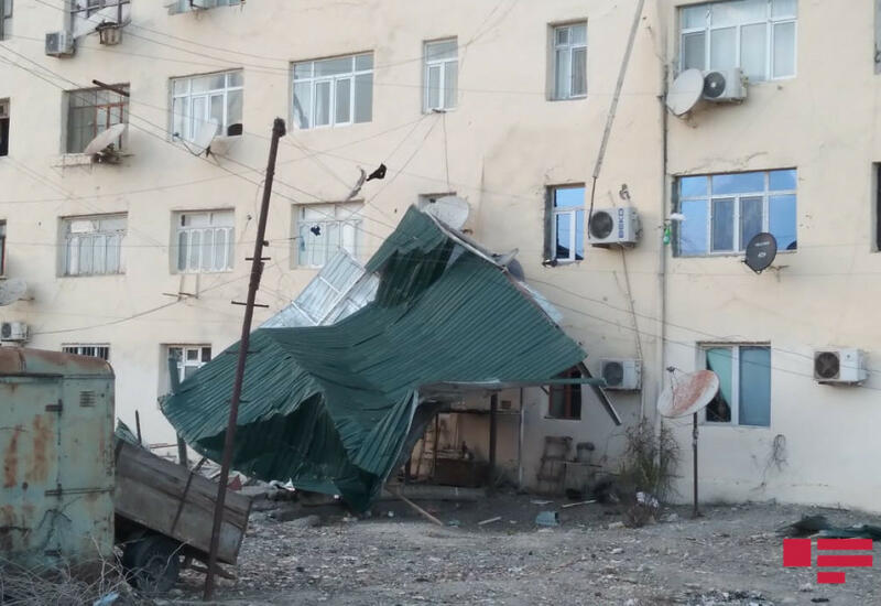 В Барде сильный ветер снес кровлю многоэтажки