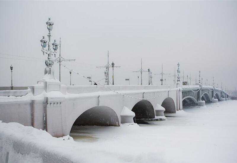 Санкт-Петербург засыпало снегом