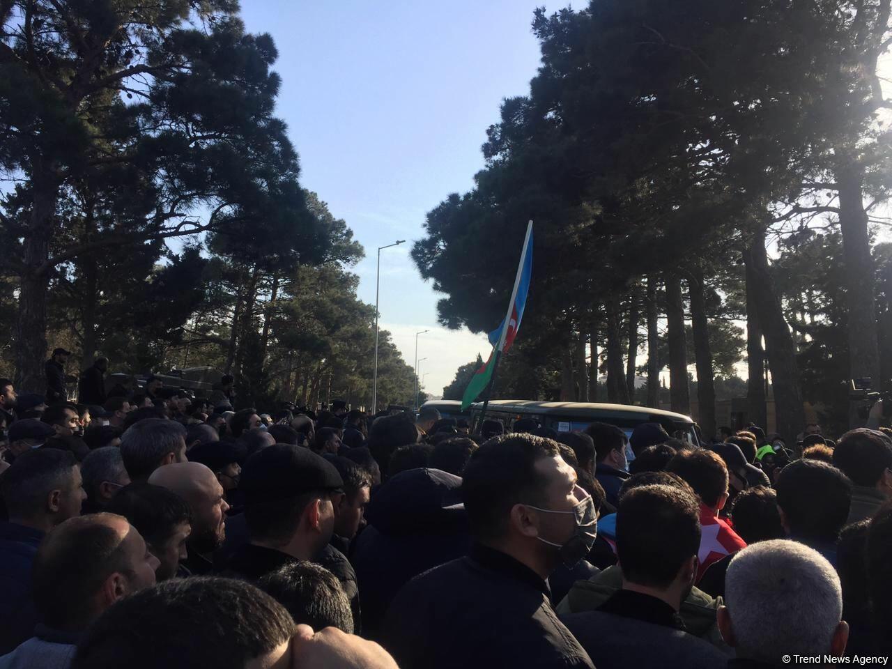 Прошли похороны погибших в крушении военного вертолета на II Аллее шехидов