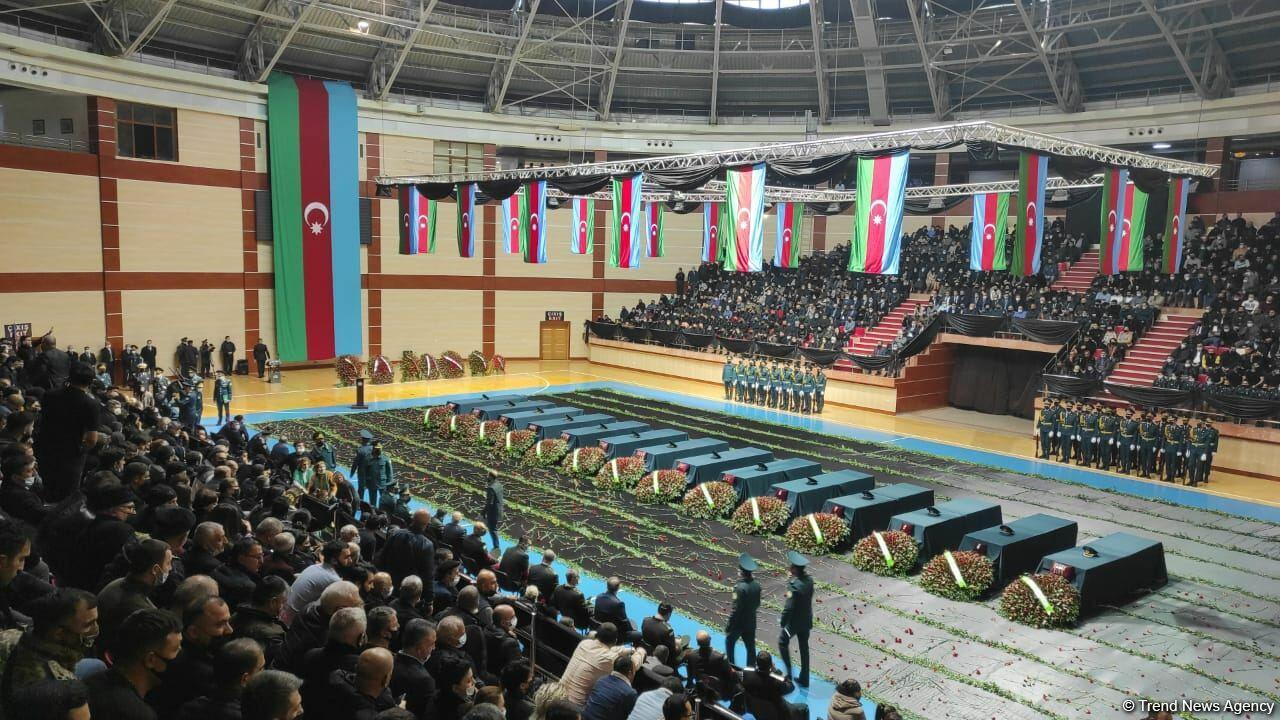 Состоялась церемония прощания с погибшими при крушении военного вертолета