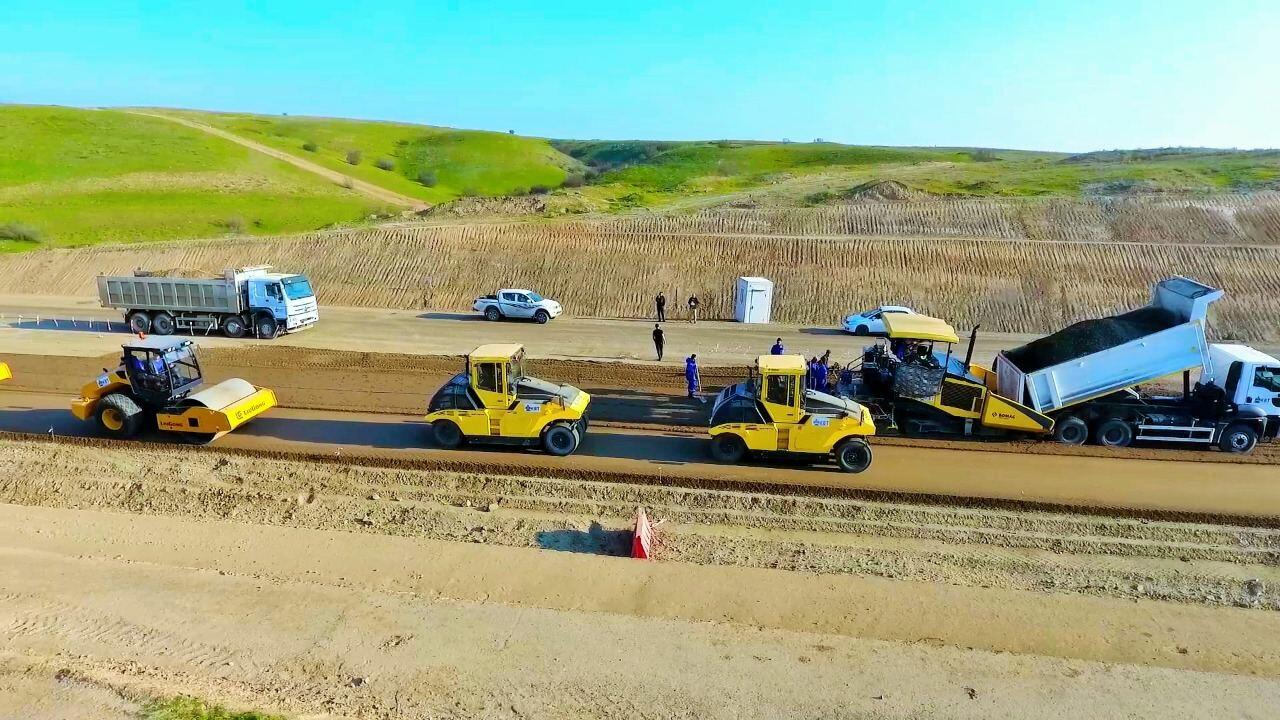 На дороге Шюкюрбейли-Джебраил-Гадрут началась укладка асфальта