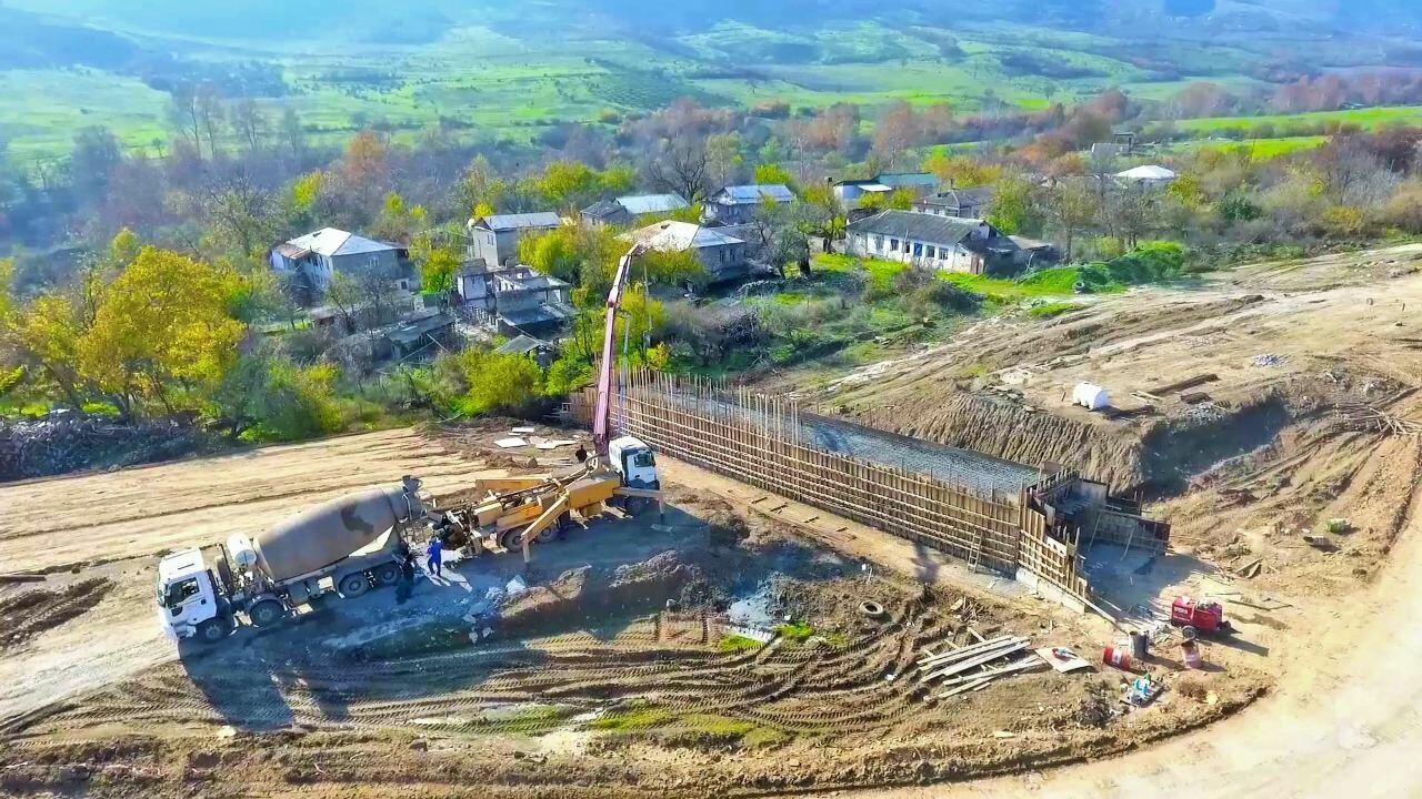 На дороге Шюкюрбейли-Джебраил-Гадрут началась укладка асфальта