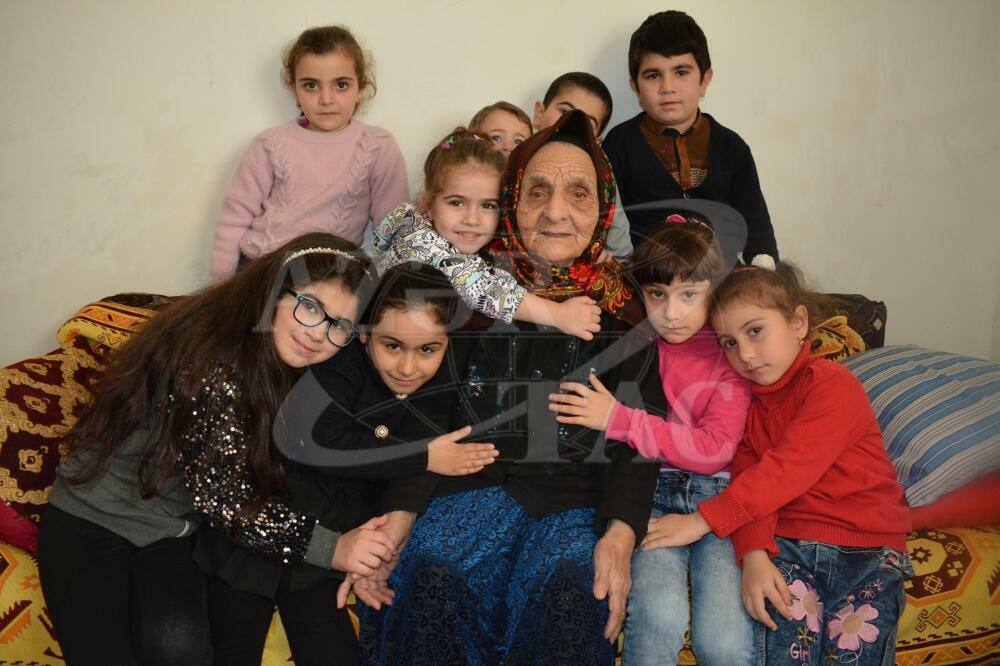 Yüz bir yaşlı Meynas nənənin 10 övlad, 35 nəvə, 78 nəticə və 11 kötükcədən ibarət mehriban ailəsi