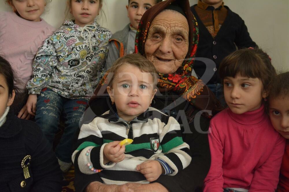 Yüz bir yaşlı Meynas nənənin 10 övlad, 35 nəvə, 78 nəticə və 11 kötükcədən ibarət mehriban ailəsi