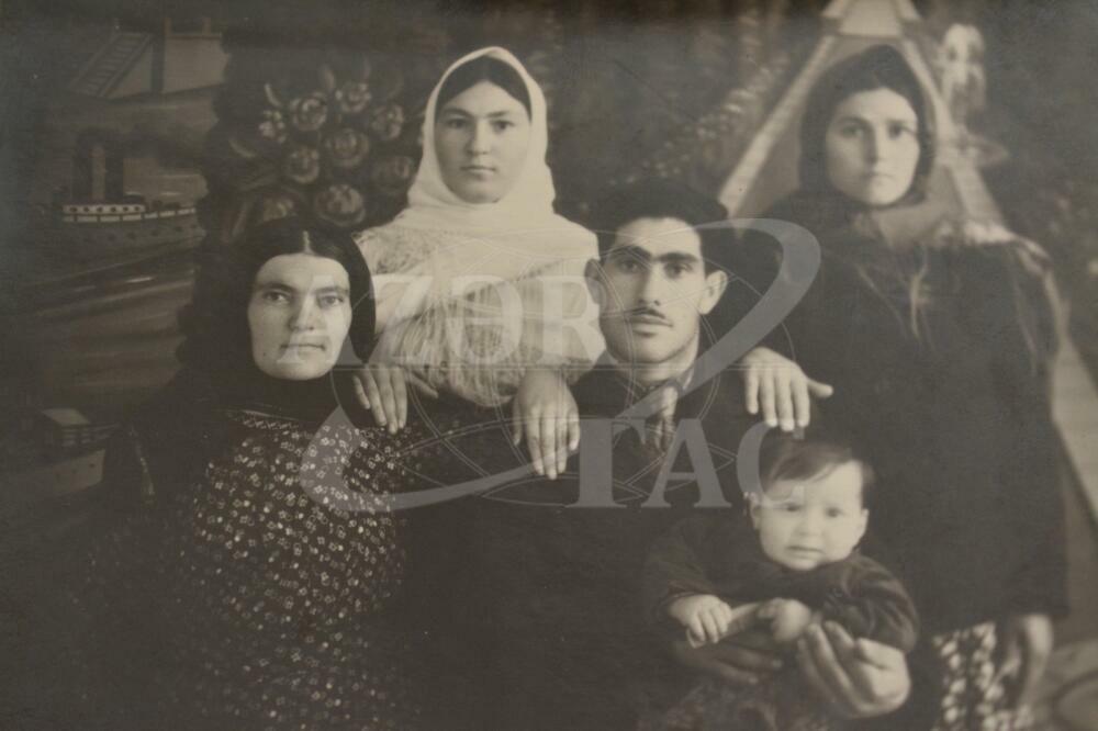 Yüz bir yaşlı Meynas nənənin 10 övlad, 35 nəvə, 78 nəticə və 11 kötükcədən ibarət mehriban ailəsi
