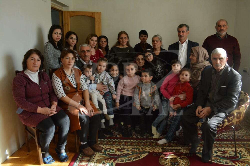 Yüz bir yaşlı Meynas nənənin 10 övlad, 35 nəvə, 78 nəticə və 11 kötükcədən ibarət mehriban ailəsi