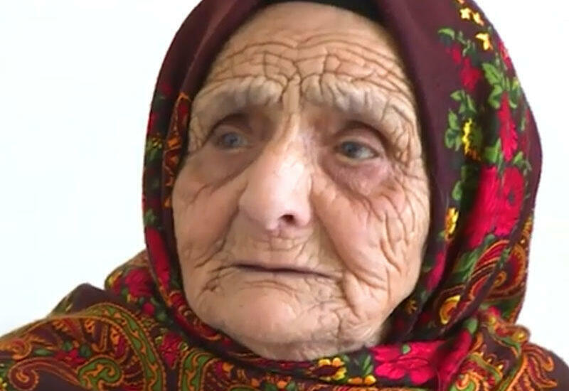 Yüz bir yaşlı Meynas nənənin 10 övlad, 35 nəvə, 78 nəticə və 11 kötükcədən ibarət mehriban ailəsi