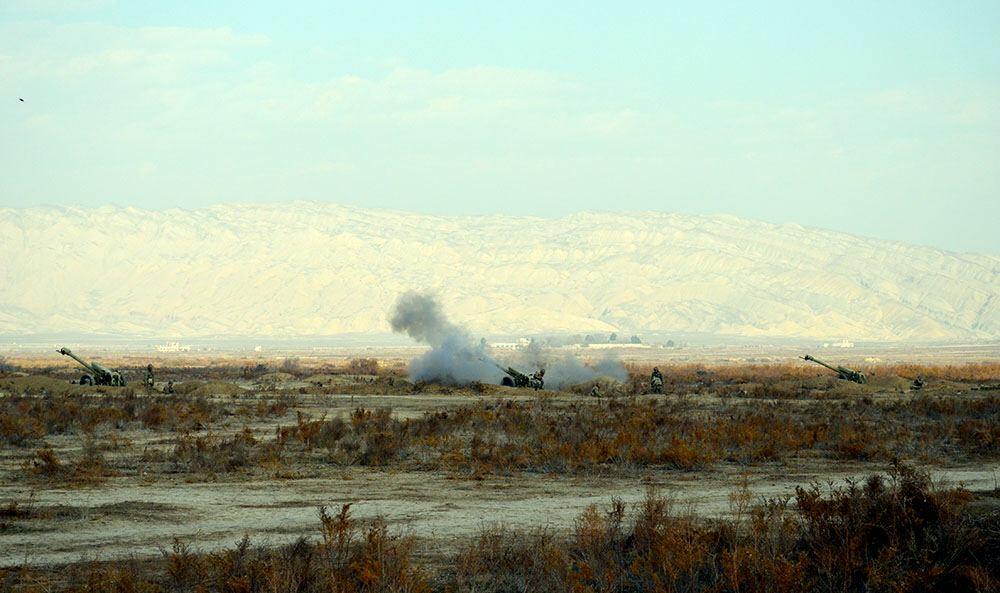 Азербайджанские артиллеристы провели учения с боевой стрельбой