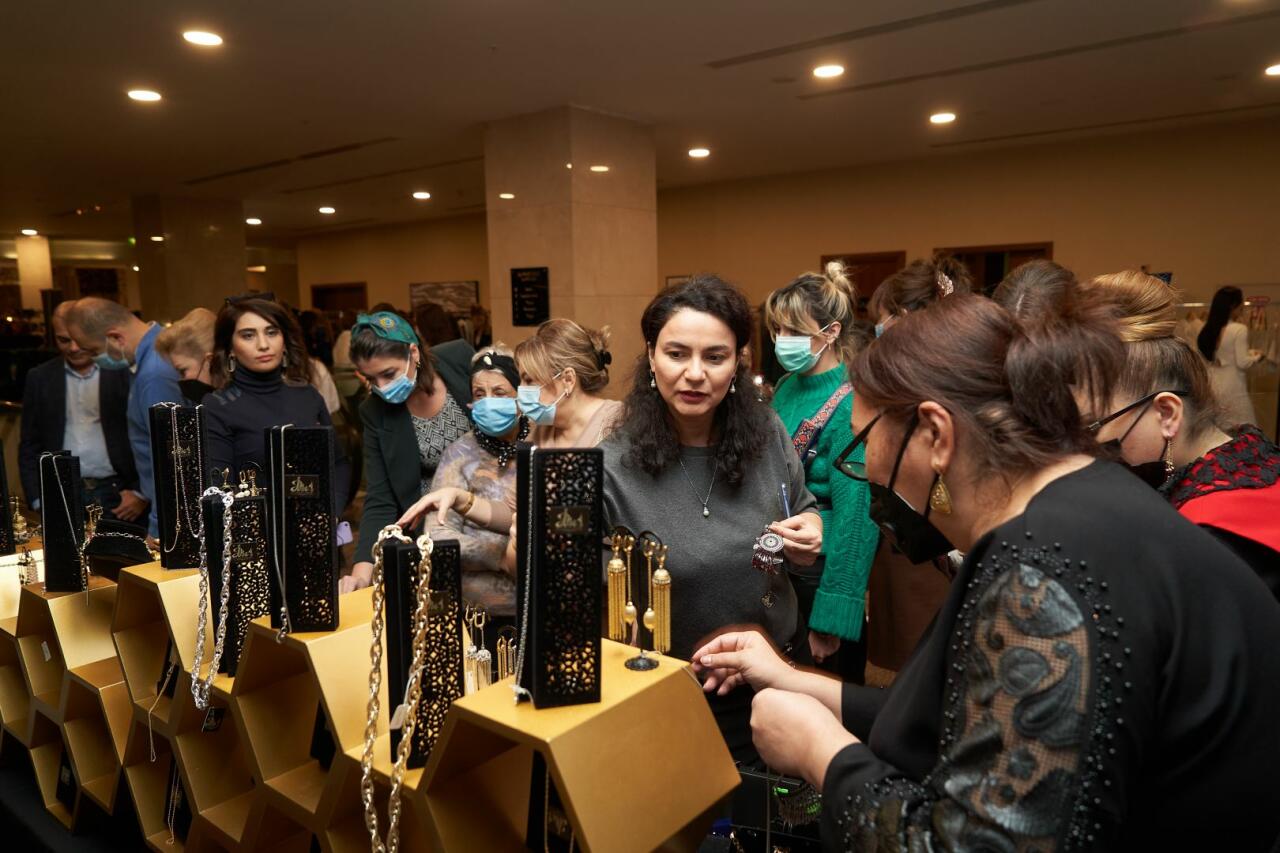 Вечерние и свадебные платья на Azerbaijan Fashion Week
