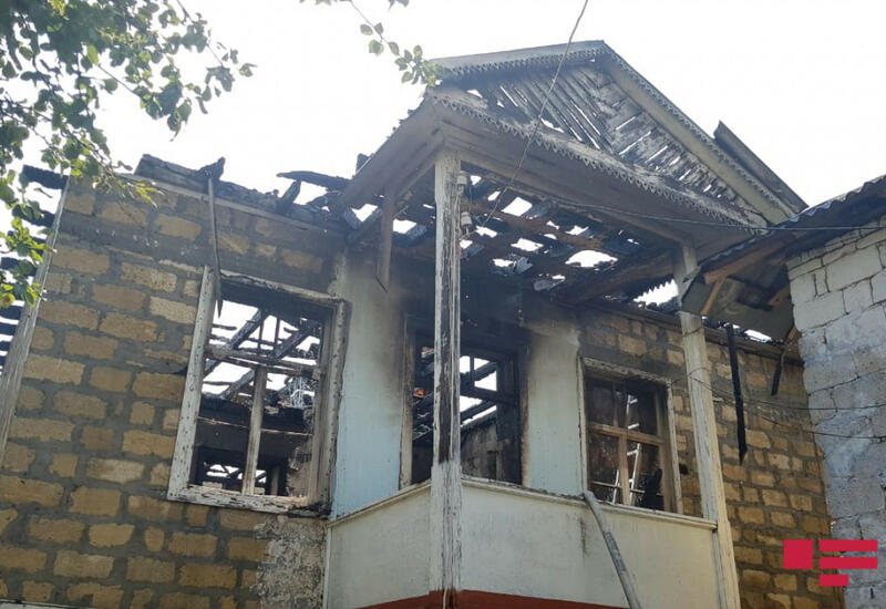 В Баку сгорел трехэтажный дом