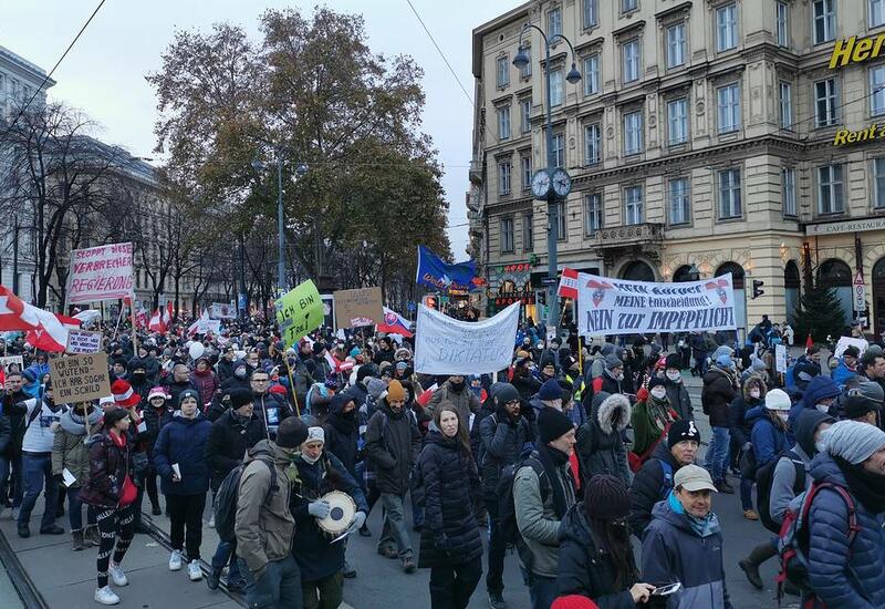 В Вене на протесты против обязательной вакцинации от ковида вышли десятки тысяч человек