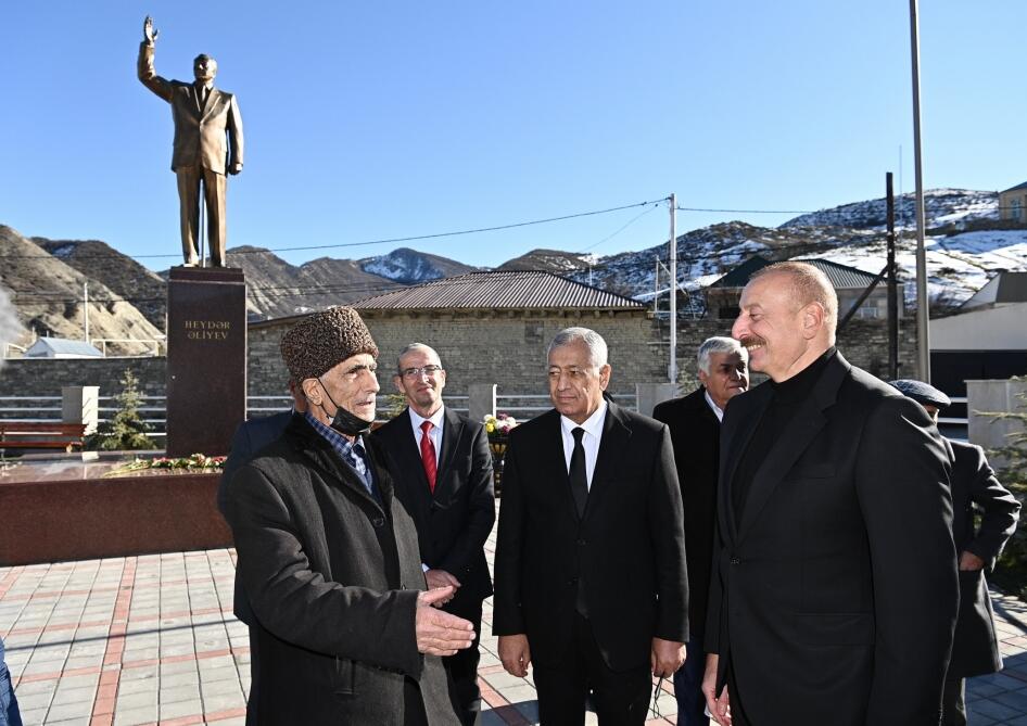 Президент Ильхам Алиев и Первая леди Мехрибан Алиева встретились с жителями поселка Гонагкенд