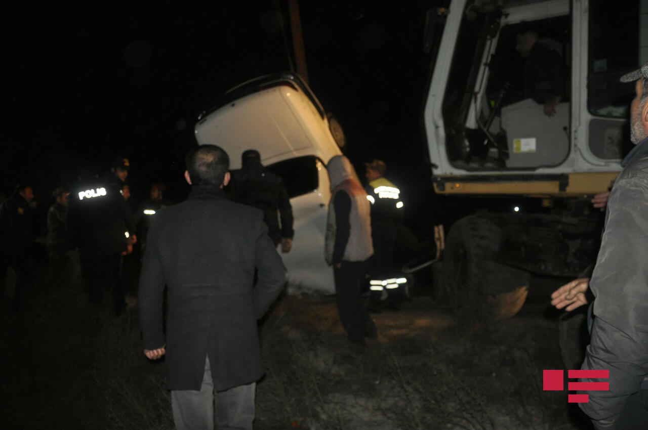 В Азербайджане автомобиль упал в канал - есть погибшие