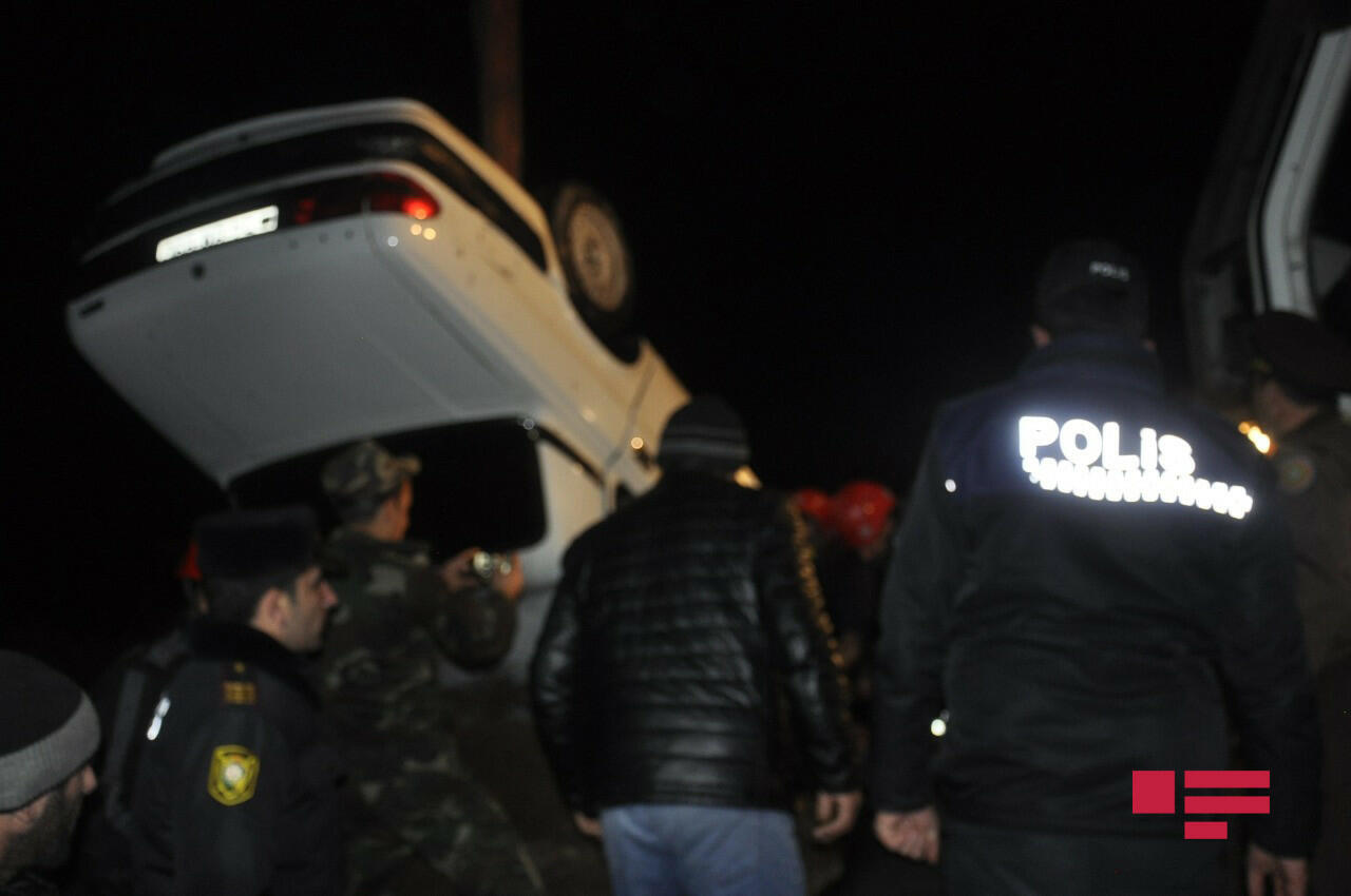 В Азербайджане автомобиль упал в канал - есть погибшие