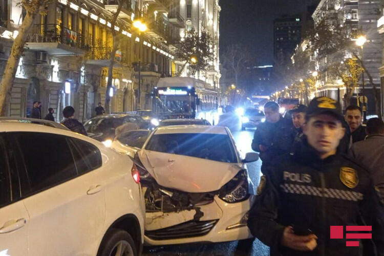 В центре Баку столкнулись 4 автомобиля, есть пострадавший
