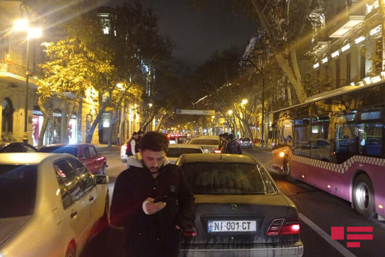 В центре Баку столкнулись 4 автомобиля, есть пострадавший