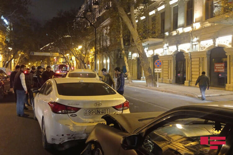 В центре Баку столкнулись 4 автомобиля, есть пострадавший