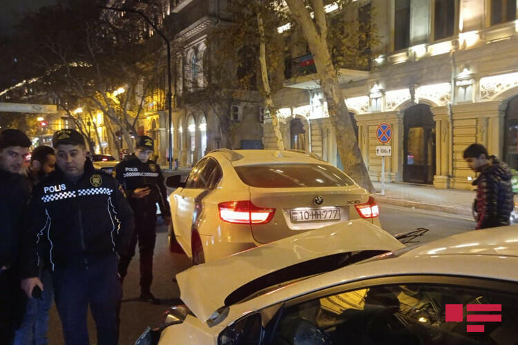 В центре Баку столкнулись 4 автомобиля, есть пострадавший