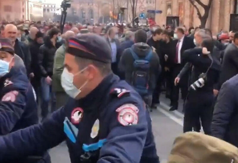В центре Еревана перекрывают улицы