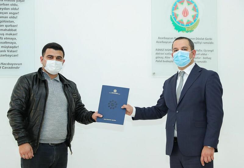 Группе воспитанников детдомов в Азербайджане дали квартиры