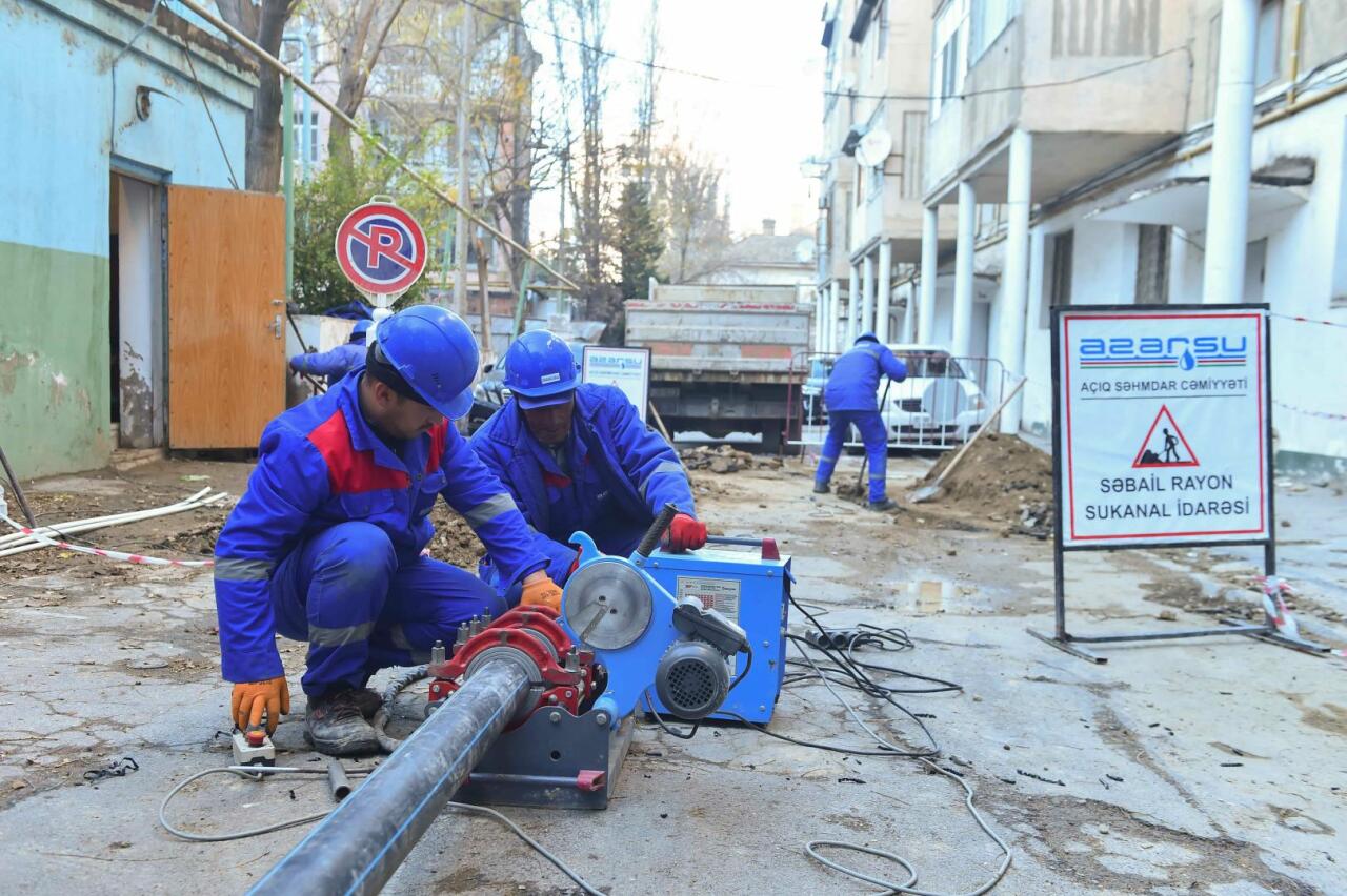 В одном из районов Баку обновляются водопроводные линии