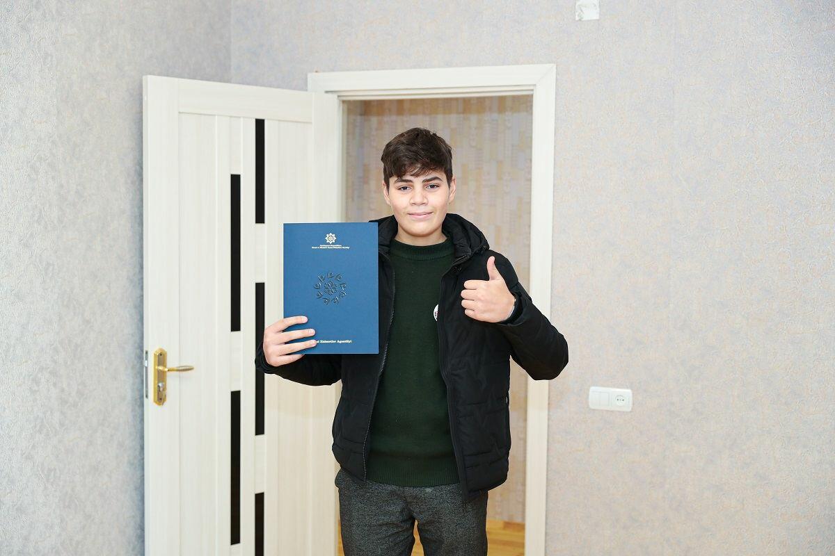Valideyn himayəsindən məhrum bir qrup gəncə mənzil verilib