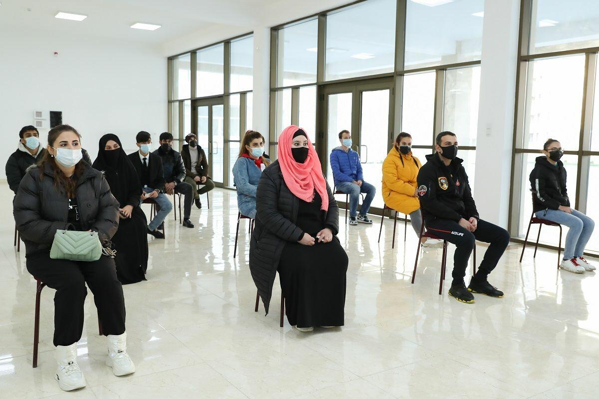 Valideyn himayəsindən məhrum bir qrup gəncə mənzil verilib