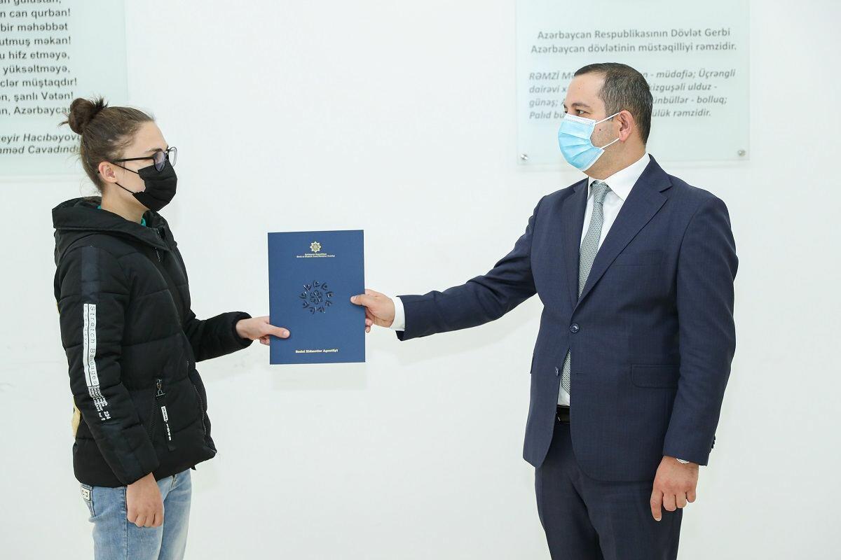 Valideyn himayəsindən məhrum bir qrup gəncə mənzil verilib