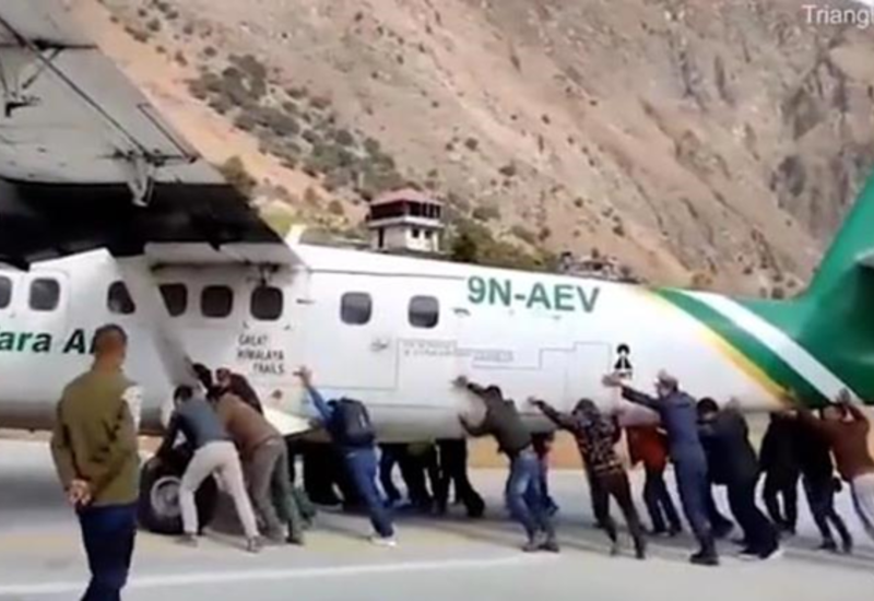 В Непале пассажирам пришлось толкать самолет
