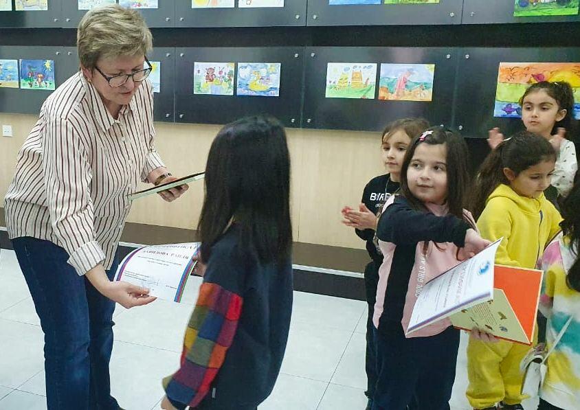 В Баку открылась выставка детского рисунка "Дружба глазами детей"