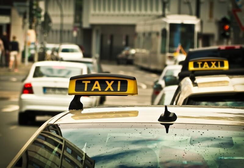 В Москве таксист поругался с пассажиркой и вытащил ее за волосы из авто